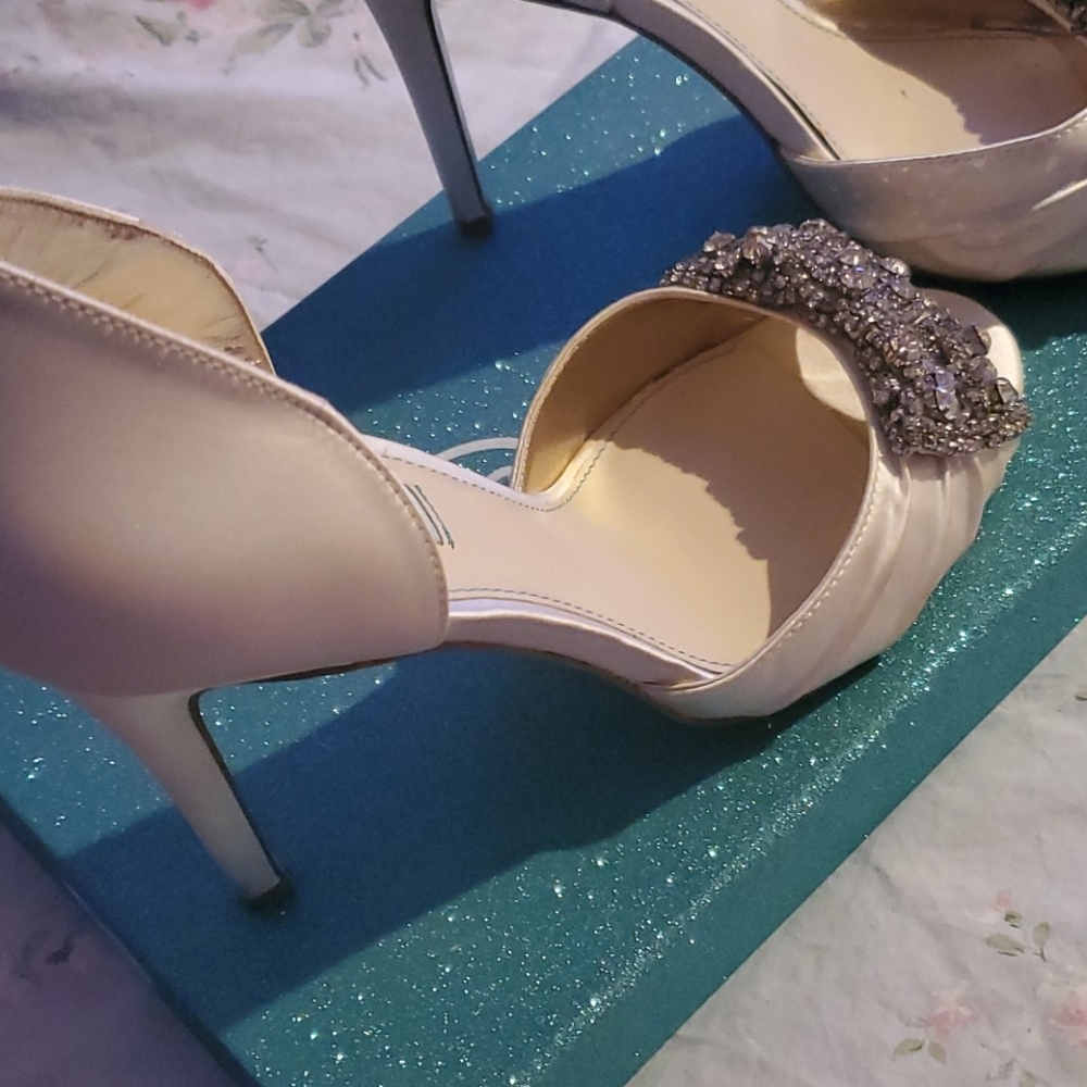 Shoes - Picture 6 of 8